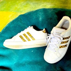 Adidas Grand Court girls w/ leopard detail.  Sz 1